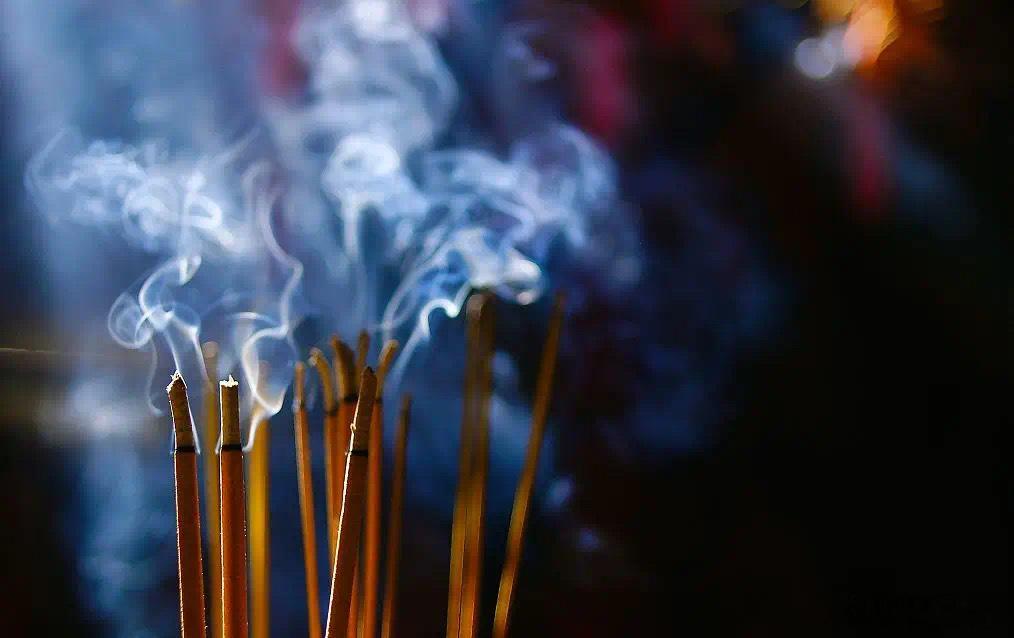 一种静的完成·默斋主人原创自由诗她懂得在自持的弦上舞蹈，却在别人的边界前收拢脚步