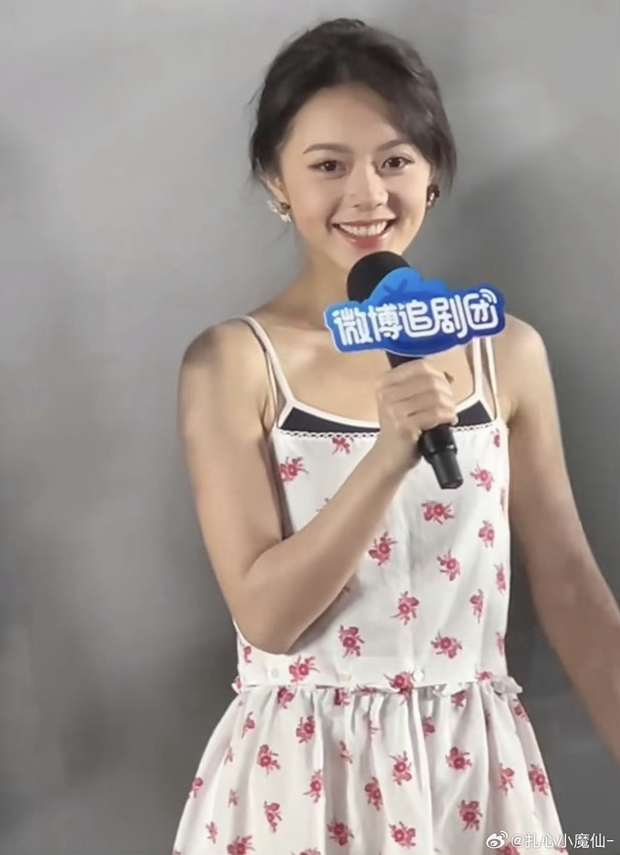 赵今麦，脸好美，衣服好可怕，袜子还不贴脚… ​​​