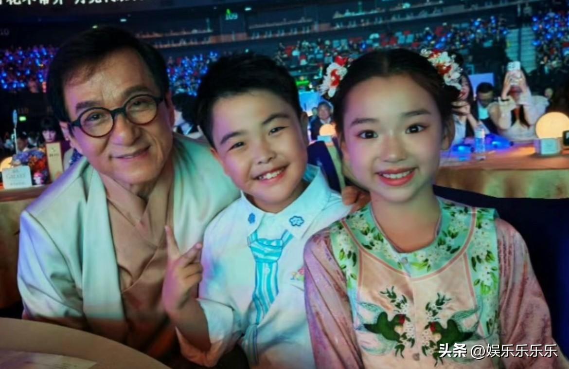 酒窝也叫成龙大哥，笑死😂你应该叫成龙大爷吧！！哈哈哈

感觉小酒窝真的像个小大