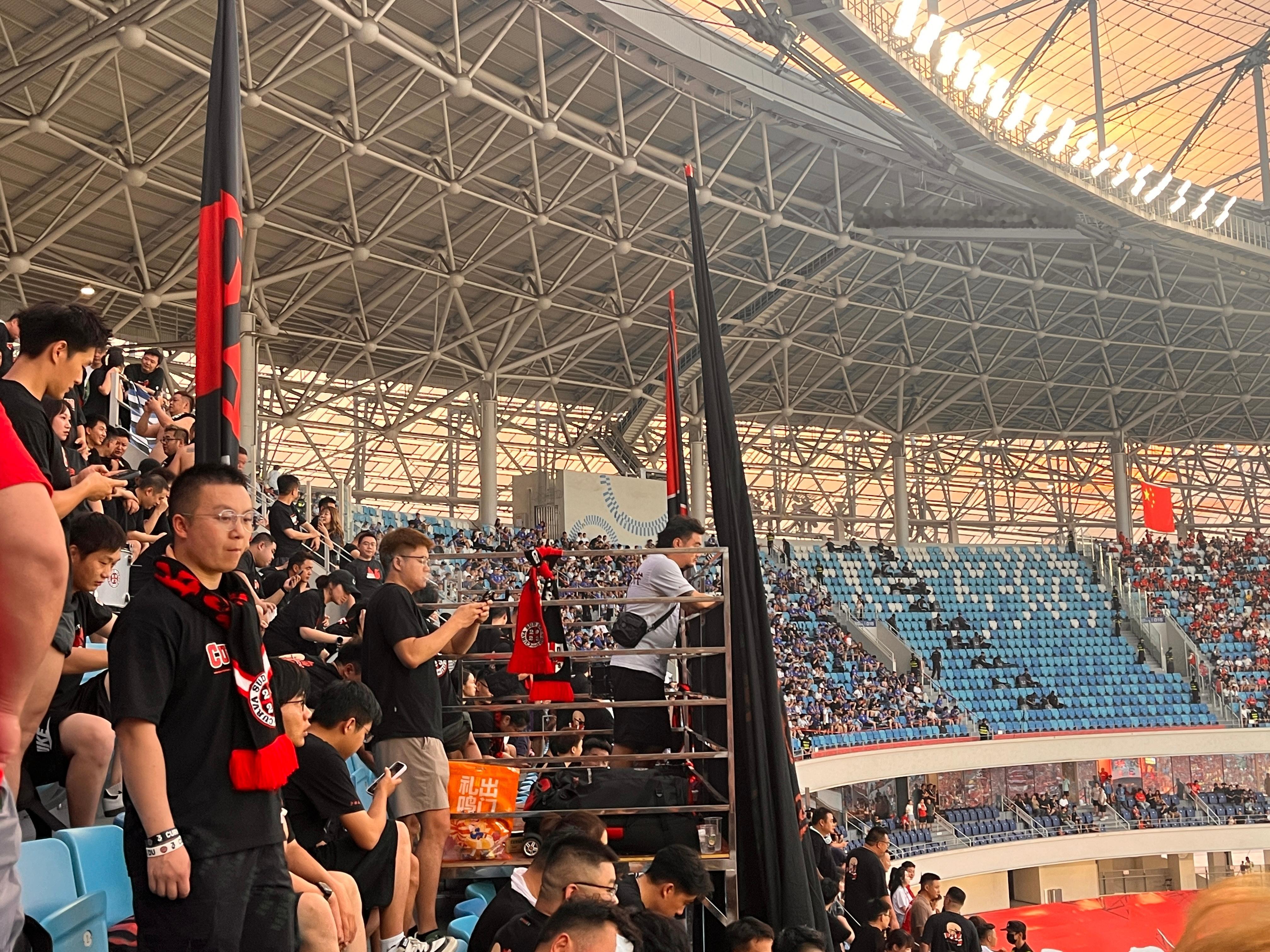 准备就绪，气氛起来了，申花球迷还是来得不少，开了两个区域。成都蓉城成都蓉城vs上