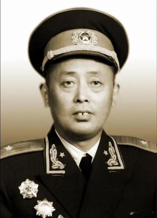 1949年，二野四兵团途经麻城时，一个盲人老太太走了过来，询问其儿子的下落，陈赓