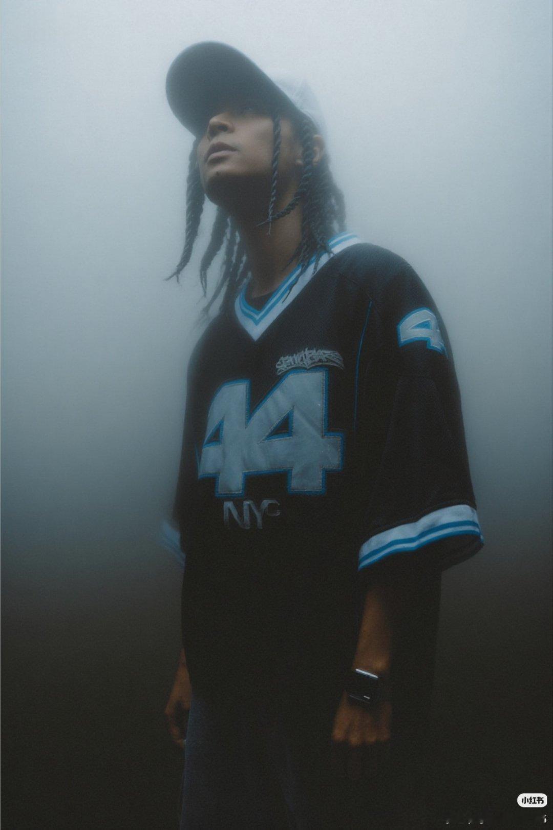 vava提着布瑞吉脖子走路 布瑞吉又被提着走了！这次还面无表情，仿佛在说“日常操