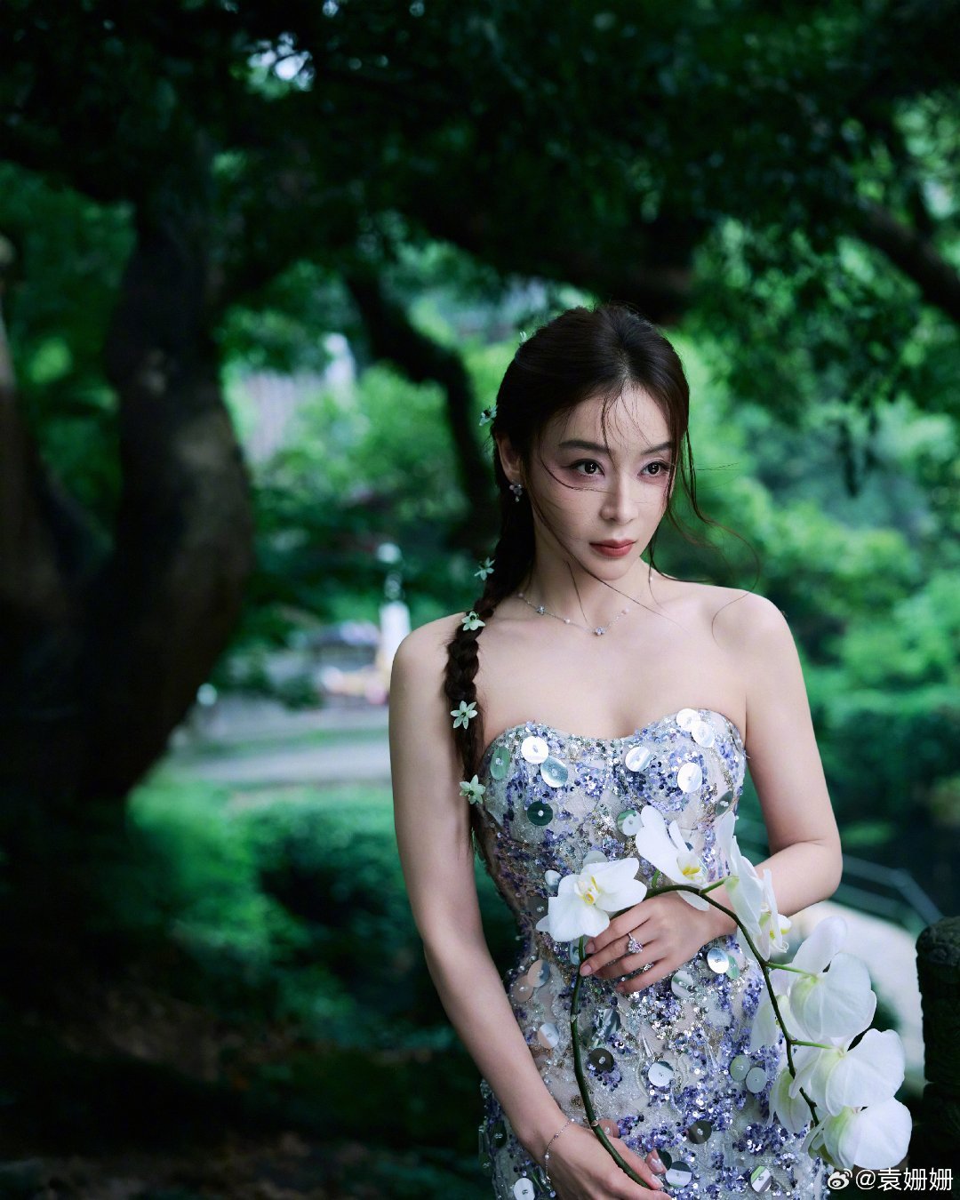 袁姗姗袁姗姗身材比袁姗姗的背像块白玉谁还没看过袁姗姗这套林间新造型抹胸鱼尾裙完美