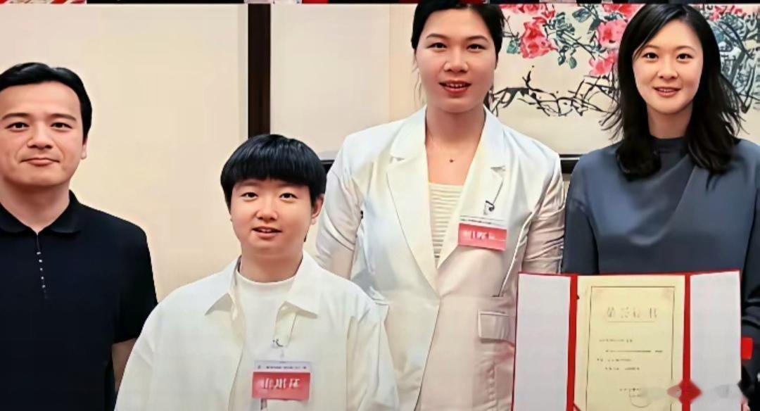 7月31日，孙颖莎出席中华全国青联活动，尽显出众影响力！作为第十四届全国青联常委