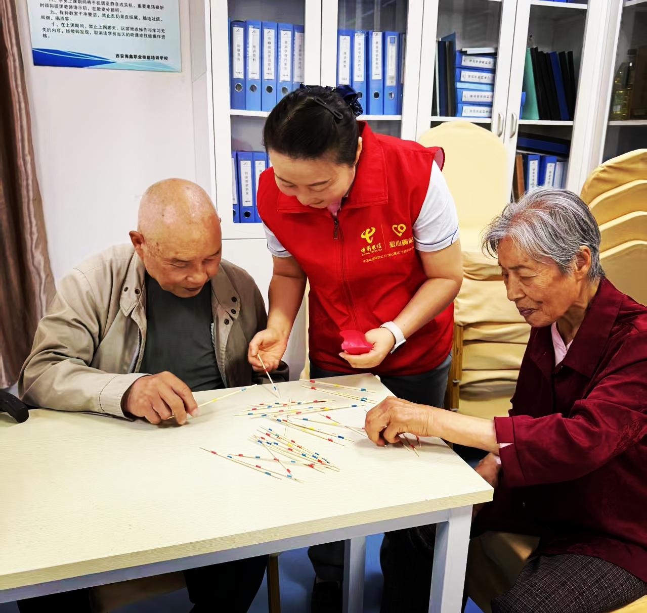 西安碑林区志愿者联合会开展“爱心翼站暖银龄 科技服务伴同行”关爱活动
（陕西公益