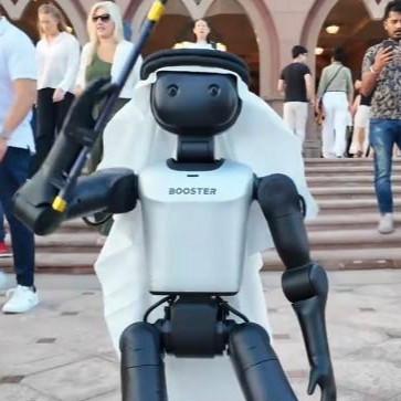 近日，中国机器人在迪拜街头亮相，佩戴传统头巾，表演具有当地特色的“棍子舞”，吸引