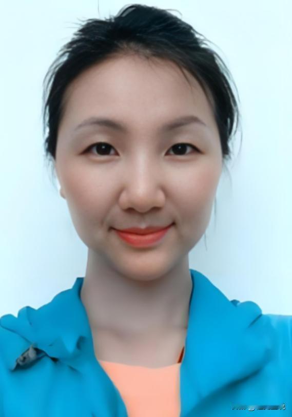 2012年，一架飞往乌鲁木齐的客机升至5000米高空时，一位空姐突然推着餐车猛撞