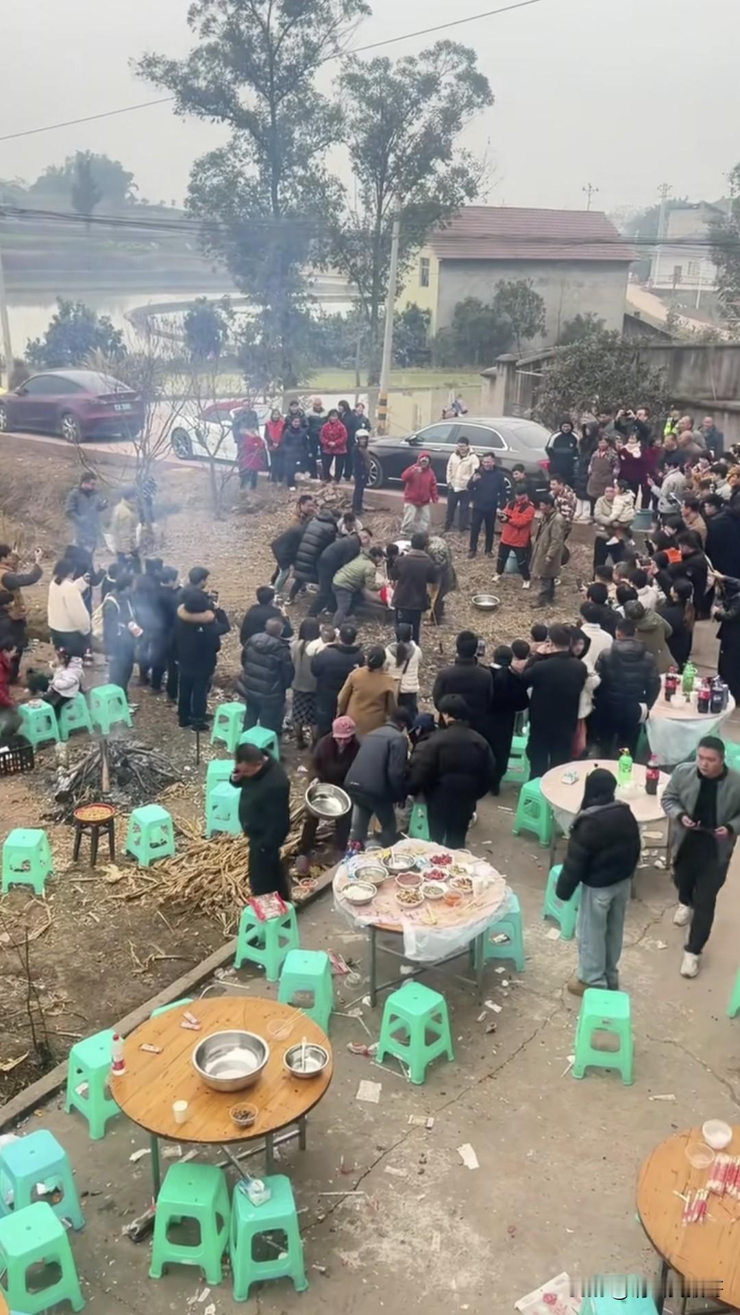 我有一种预感，未来一段时间，农村杀年猪一定会成为各地文旅新赛道。“呆呆”家杀猪一