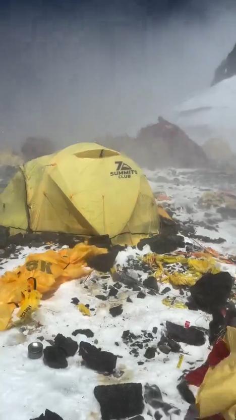 一段视频展示了位于珠穆朗玛峰南坳（South Col）海拔 7900 米处的四号