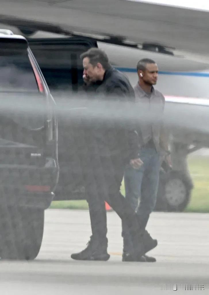 马斯克穿着SpaceX的鞋子飞往特朗普的海湖庄园。
53岁的埃隆·马斯克到达棕榈