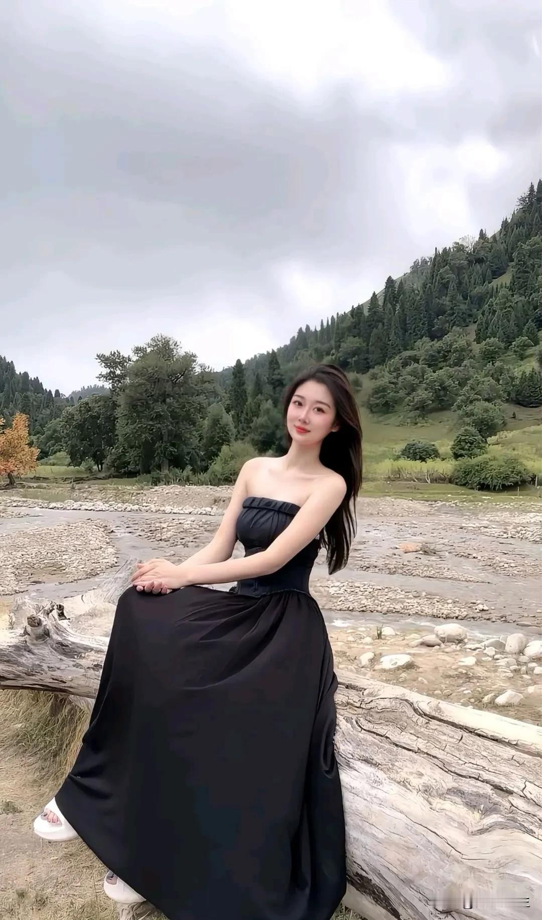 见过太多刻意的热闹与泛滥的好感。
越发喜欢那些安静内敛的人，情绪稳定，做事有度，