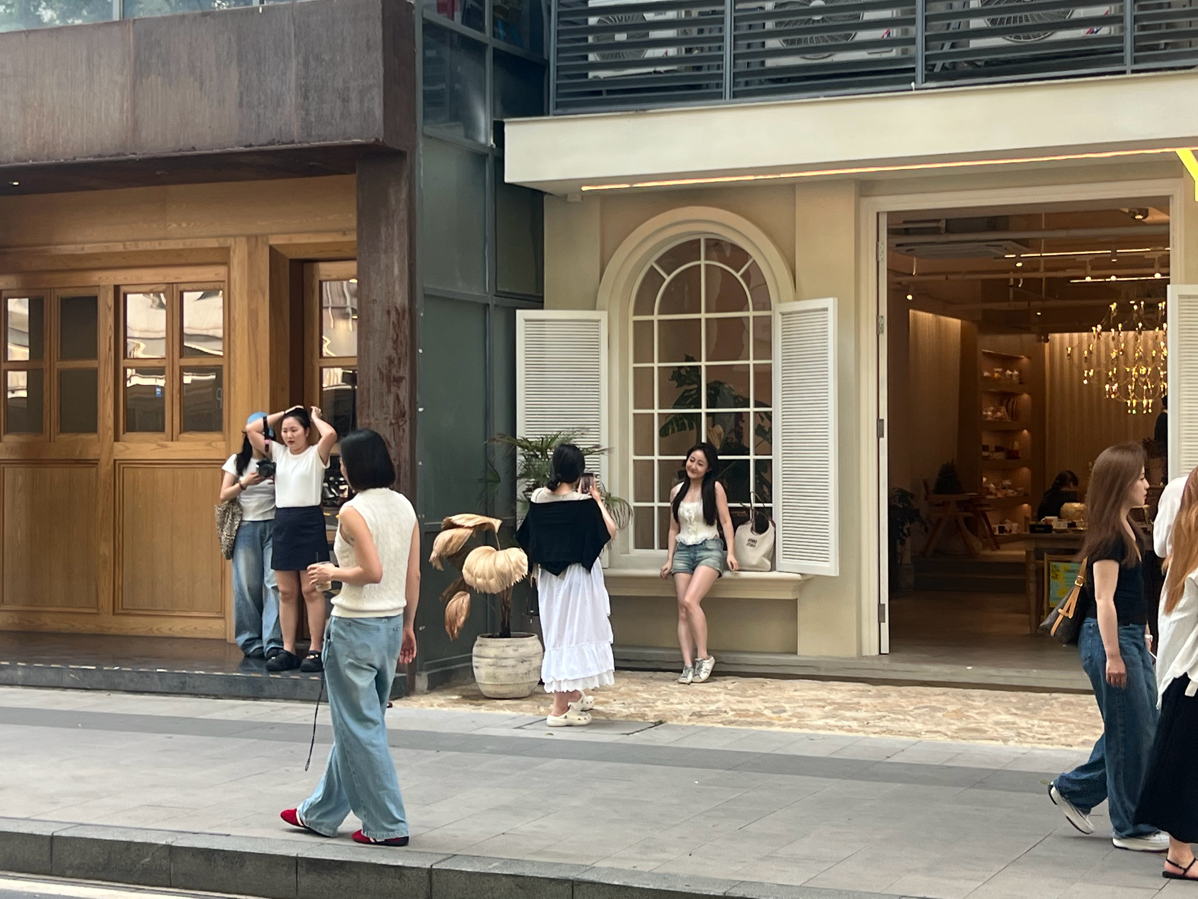 体态不只是体态，它是你情绪状态的晴雨表。照顾好你的情绪，身体自然会用好的姿态回报