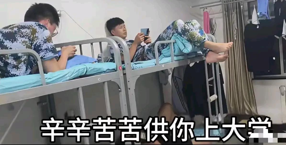 太扎心了！一位大学生母亲发视频吐槽，自己辛苦供孩子上大学，结果辅导员却告知孩子天