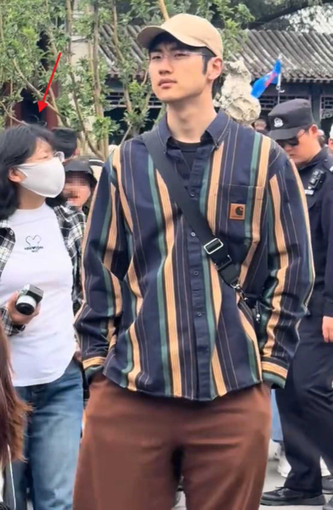 金莎五一坐轮椅商演赚钱，孙丞潇带妈妈度假，孙妈打扮年轻像40多 