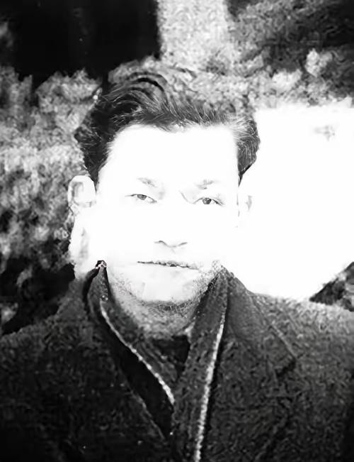 1949年，重庆解放后，特务头子李修凯在大街上遇到了一个地下党员，地下党员大喊：