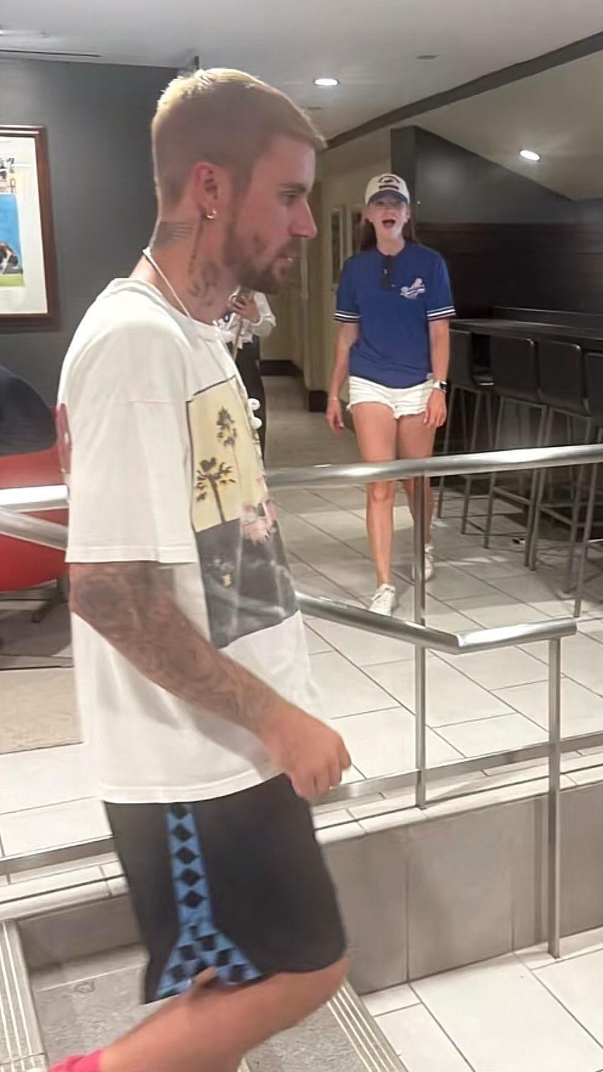 【📸】在洛杉矶道奇队对酿酒人队比赛上JustinBieber