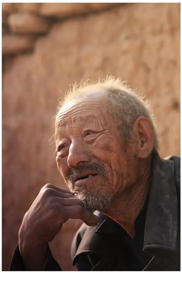 60后老人的困局！
邻居有位60后老人，大概65岁左右。老伴因早年计划生育结扎后