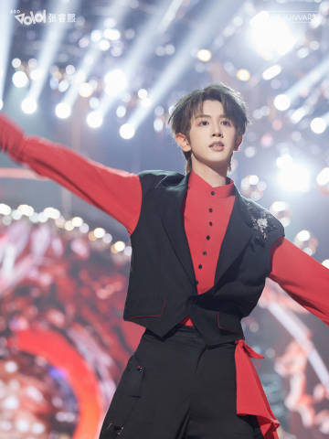 ADD葫芦娃版女团舞演员开场时西装革履，展现酷帅风格，随后瞬间切换至葫芦娃造型。