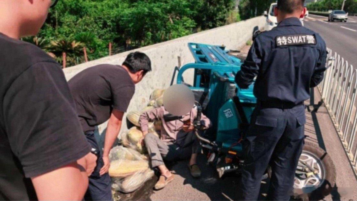 烈日下临海民警紧急救助侧翻三轮车驾驶员烈日遇险情 藏蓝暖人心！临海民辅警秒速救助