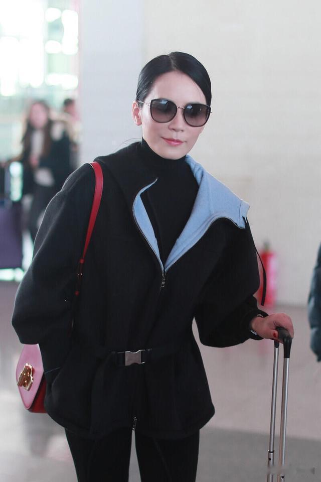 54岁俞飞鸿太惊艳！收腰短大衣配紧身裤+靴子，利落显气场，高级又洋气 