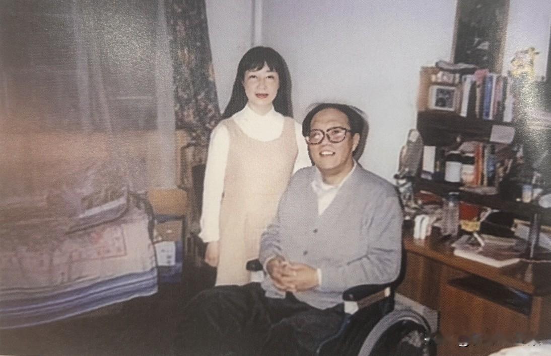 王香萍与史铁生在北京合影。史铁生先生生前长期居住在北京市东城区地坛一带，尽管他下