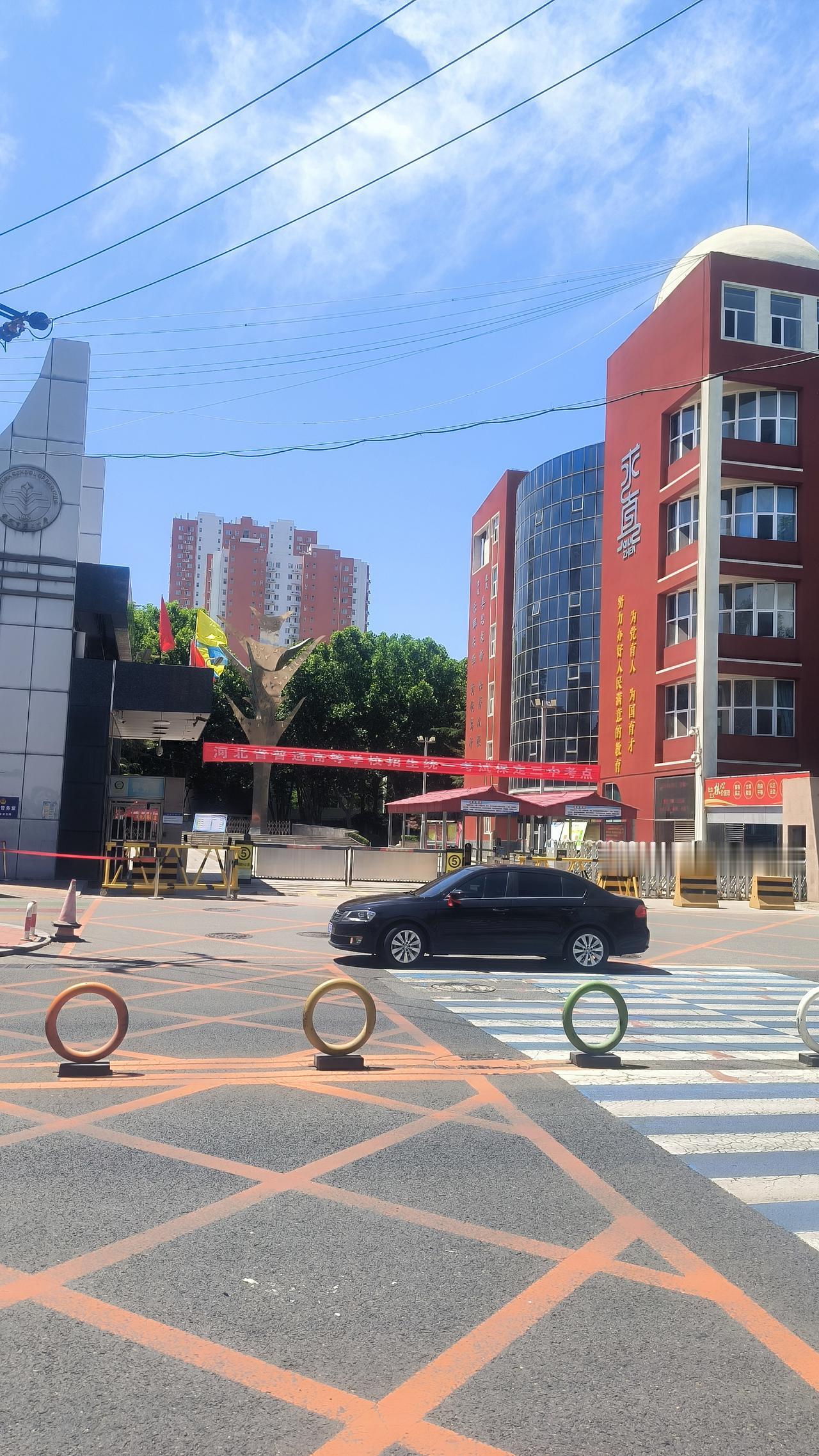高考第二天保定三中考点见闻

上午路过五四路保定三中考点，碰到一件趣事！

三中
