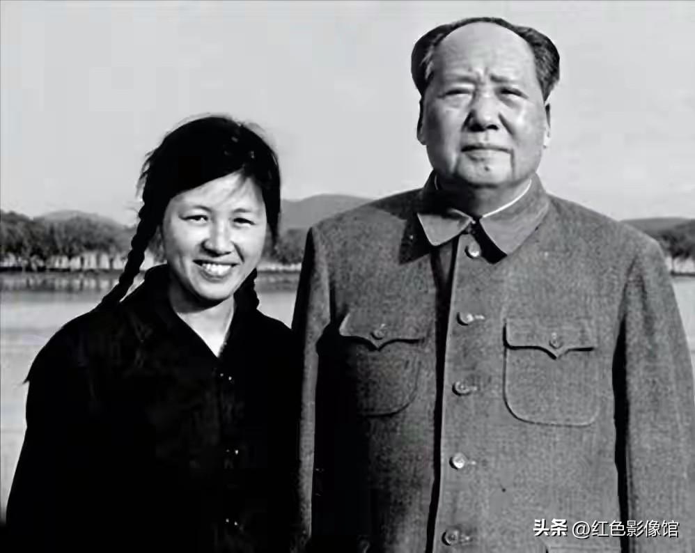 这张湖边合影中，身旁梳双麻花辫的女子是毛主席机要秘书谢静宜。她在主席身边工作十七