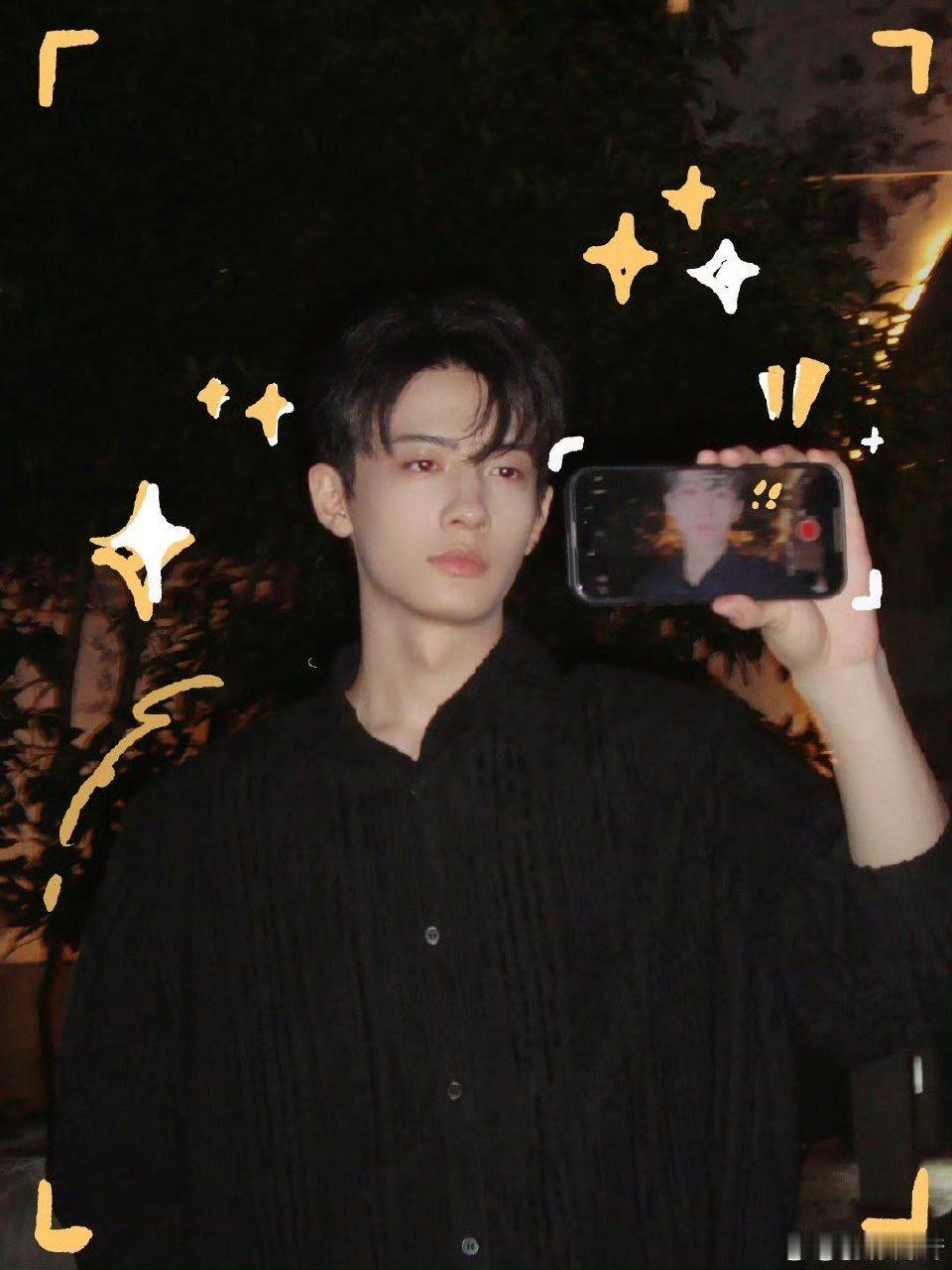 电影偷偷藏不住官宣 最近周皓崎的人气不断上涨，他在新剧《偷偷藏不住》中的表现将会