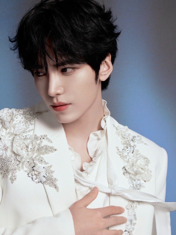 ​​​邵子恒繁花白西装白纱遮面生日照邵子恒生日照 邵子恒生日照，邵子恒繁花白西装