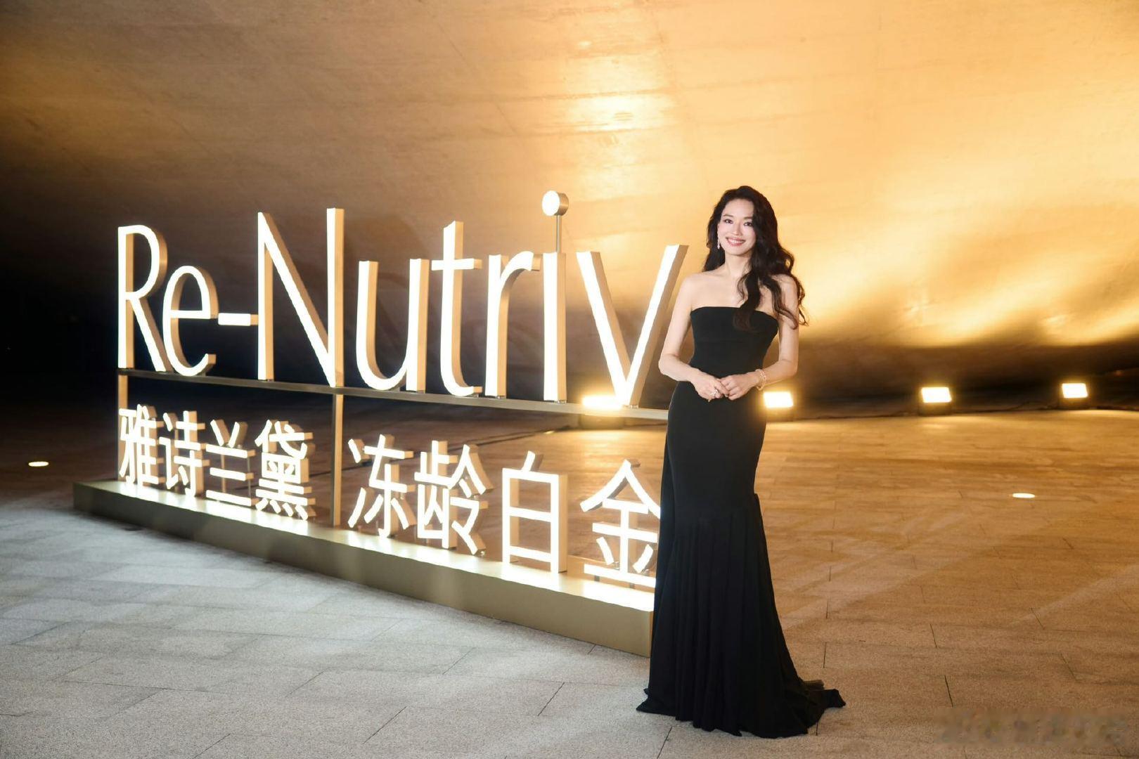 舒淇的每一面都有光 时光打磨出舒淇独一份的魅力，穿梭于演员和导演双重身份，不断突