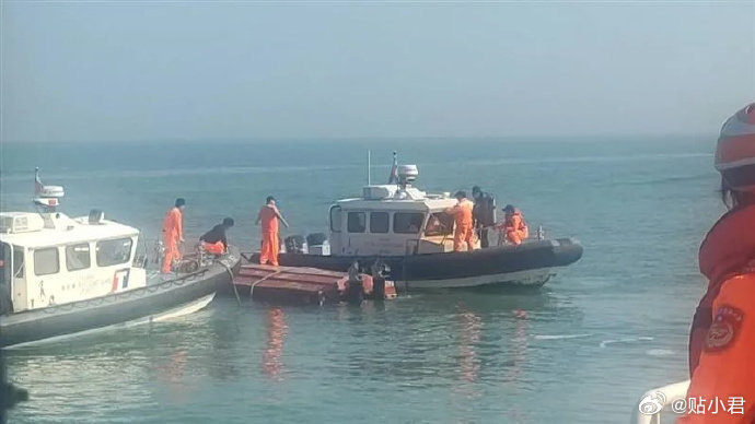 #解放台湾# 今天台湾当局用“越界捕鱼”，追赶大陆渔船，造成翻船，导致两人死亡。