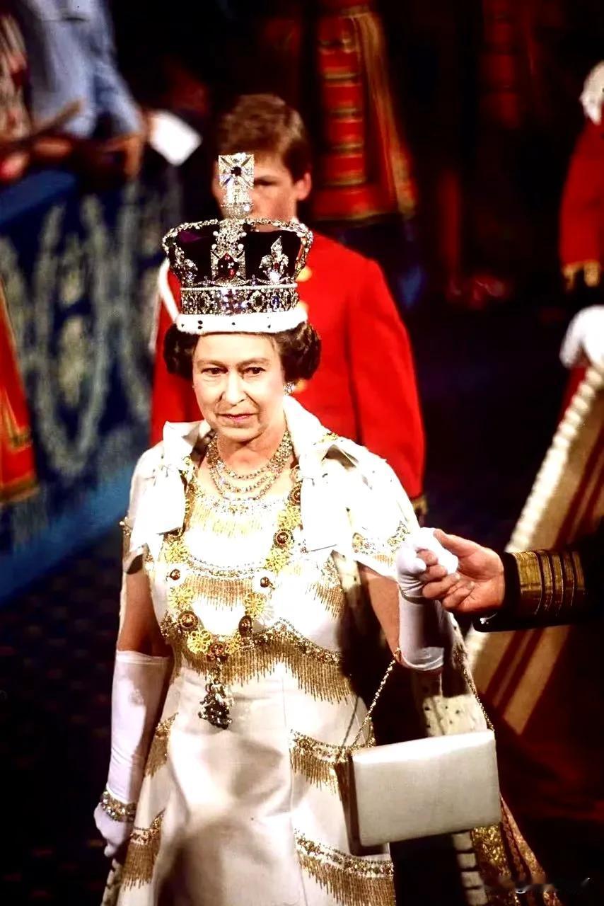 上个世纪80年代出席上议院议会开幕仪式的英国伊丽莎白二世女王