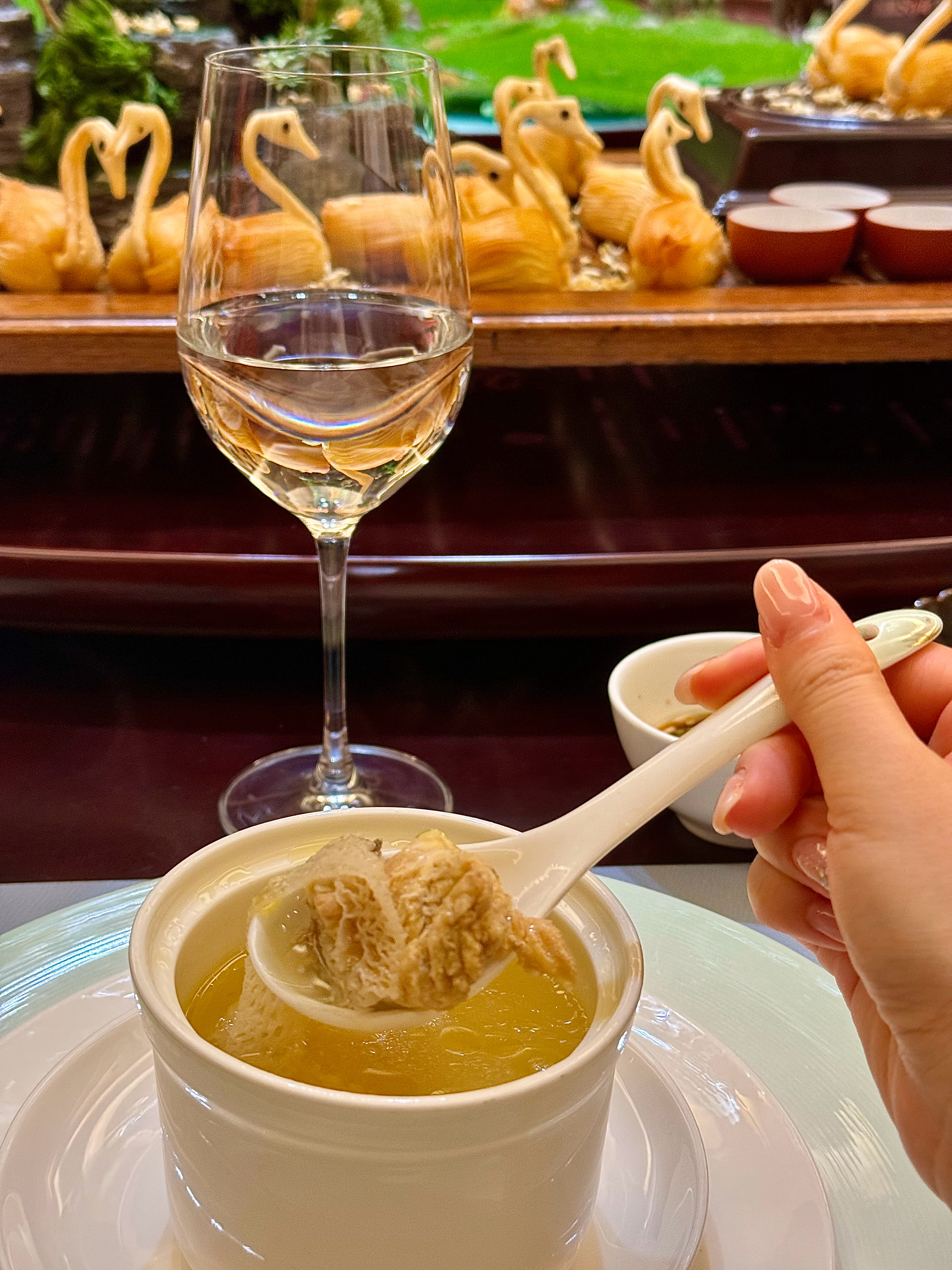 乐山美食轰炸第三弹味蕾居然被酒店的中餐厅给俘虏了，餐前先来一碗清淡的鸡汤，凉菜是