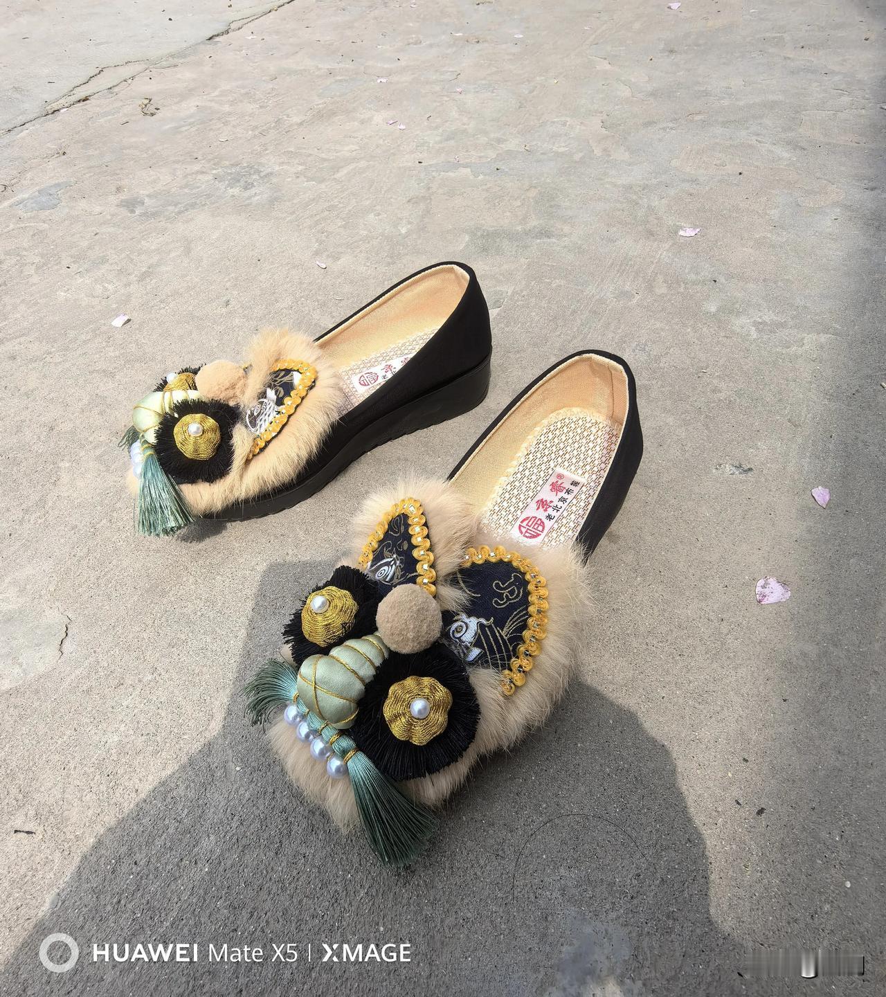 宅家闲步，瑞气盈足——这双国风虎鞋的松弛美学
 
下图的这双老虎鞋，是我昨天20