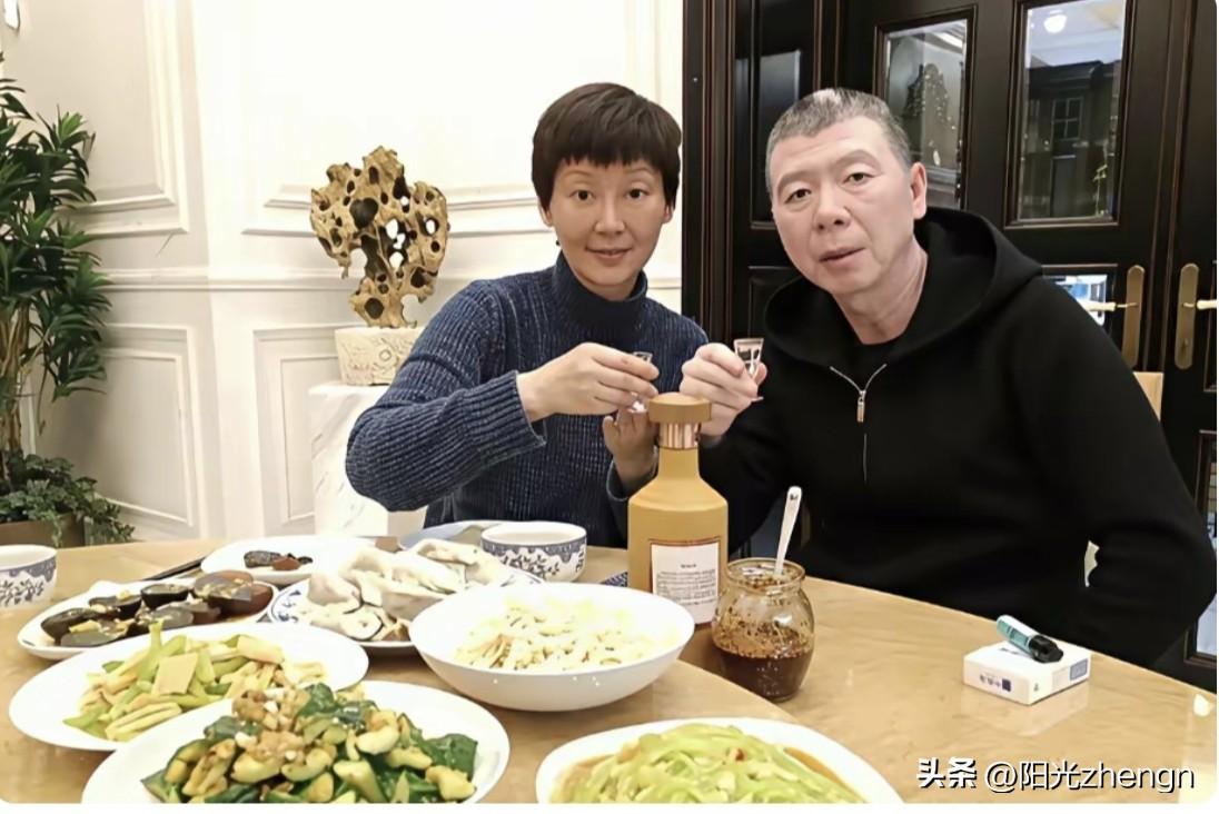 年轻时候的徐帆长得是真漂亮，妥妥大美女，冯小刚有才气，俩人搁一块儿就是郎才女貌。