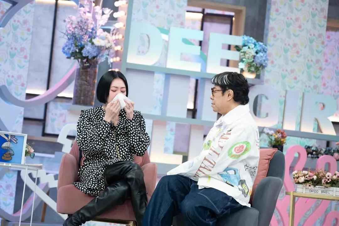 小S后悔发起日本温泉旅行，害死姐姐大S。

在节目中回忆大S去世前的温泉之旅，小