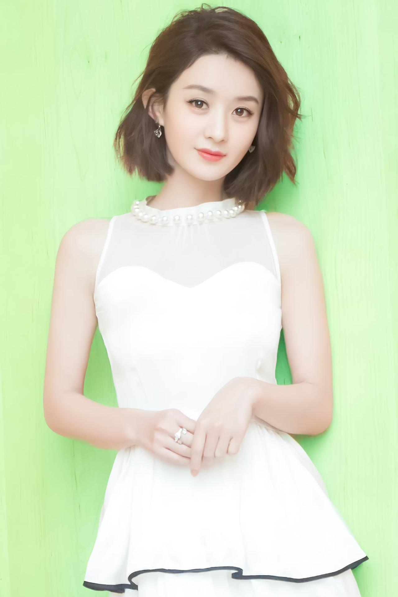 虽然见过赵丽颖千种模样，却依然会被这样的她打动。

利落短发褪去了青涩，却依然保