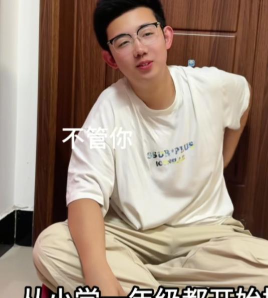 安徽一男孩，高考结束回家后，一把将妈妈拉进房间里，神神秘秘拿出一个袋子：“妈妈，