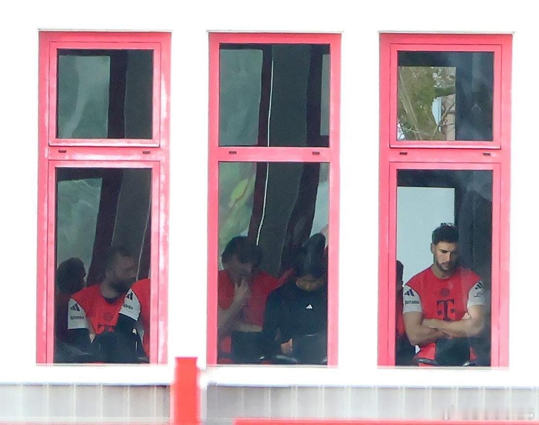 🚨🚨🚨一張照片顯示了萊昂·格列茨卡在周三球隊訓練期間的沮喪表情萊昂·格列茨