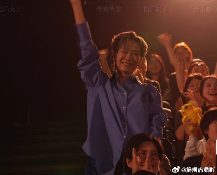 歌手直播镜头给到观众席，一眼就看到叶童，安安静静听歌，看得十分入迷。叶童去了歌手