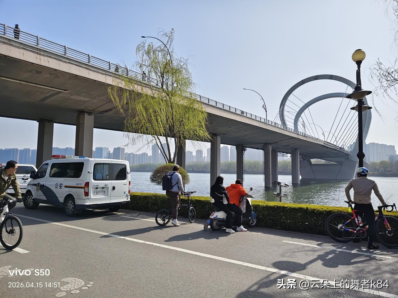 今天又有人想不开跳进浑河了！下午去公园遛弯，发现三好桥下面围了不少人，路边还停了