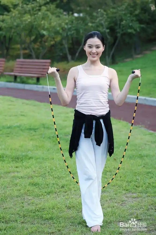 坚持跳绳是否会瘦？
       跳绳是高效燃脂运动，跳半小时可消耗300 - 
