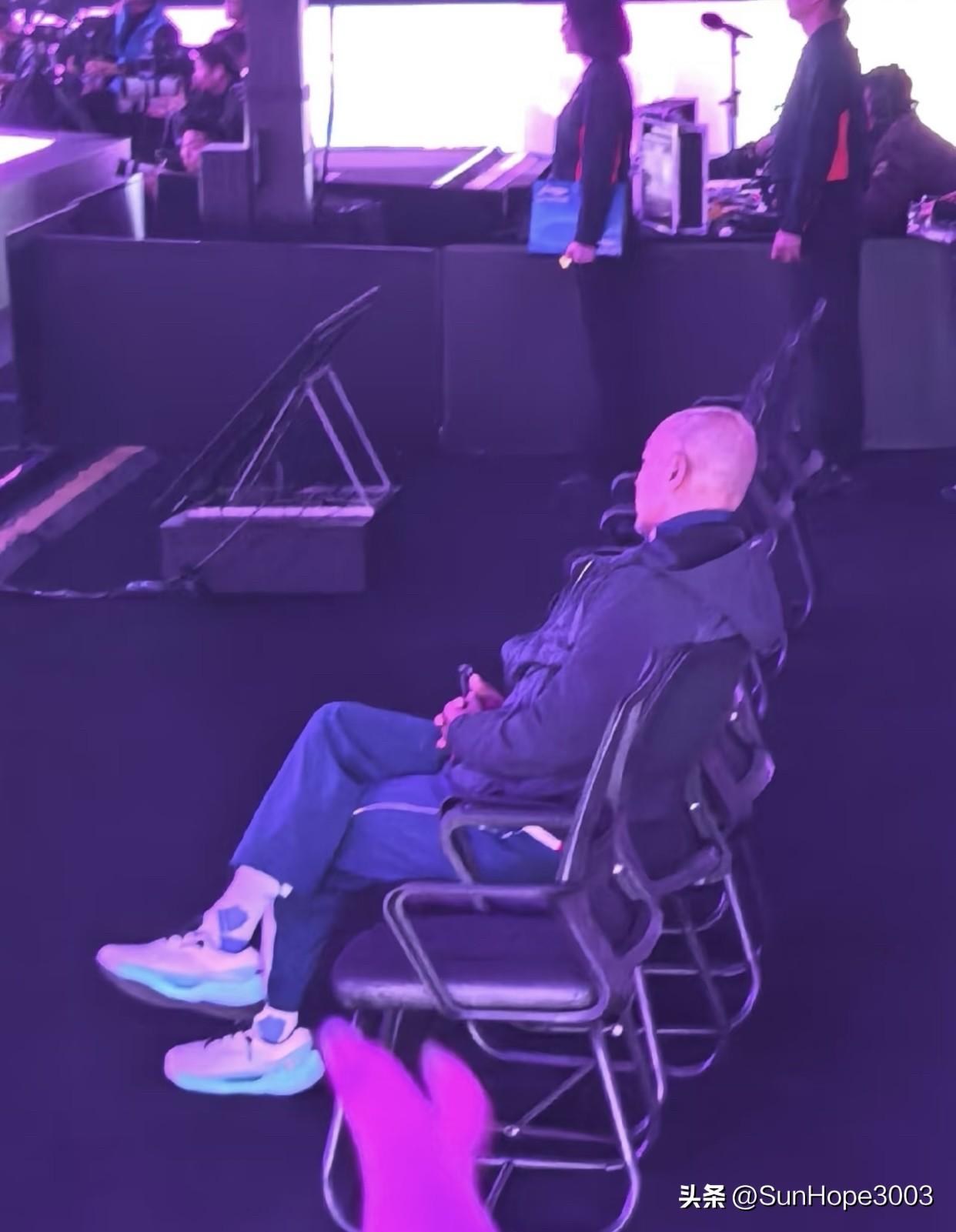 3.10日，肖指和王皓在看周启豪黄友政的比赛，皓哥的表情很严肃啊。

重庆冠军赛