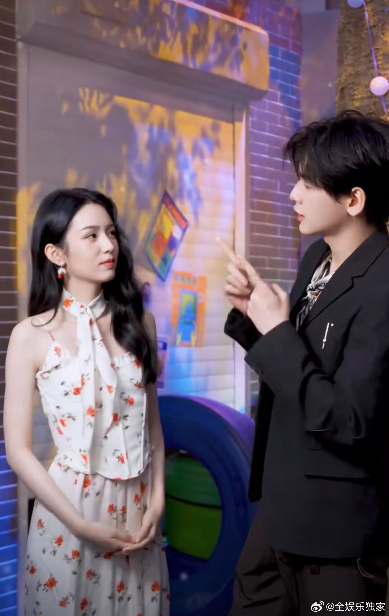 哈哈哈哈“简直是对抗路来的”，这个形容太精准了！周也和翟潇闻玩游戏的架势好认真！