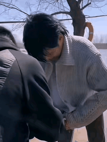 突发事件！大小杨哥同时出事，一个被鞭炮炸伤，一个掉进水里。真是亲哥俩，出事都得一