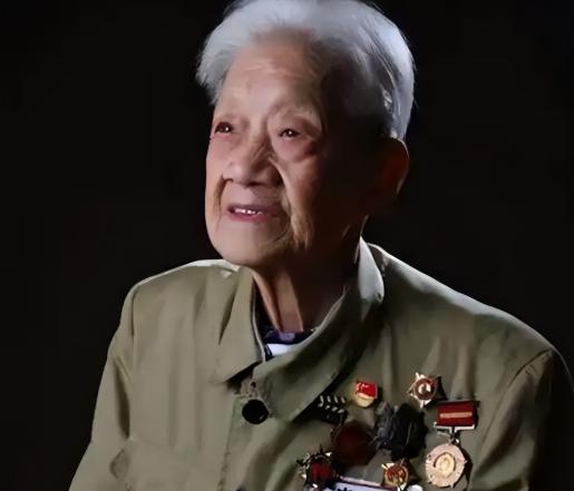 那个跪在坑道里用嘴帮排长排尿的姑娘，是1952年在上甘岭干的，她叫王清珍，那会儿