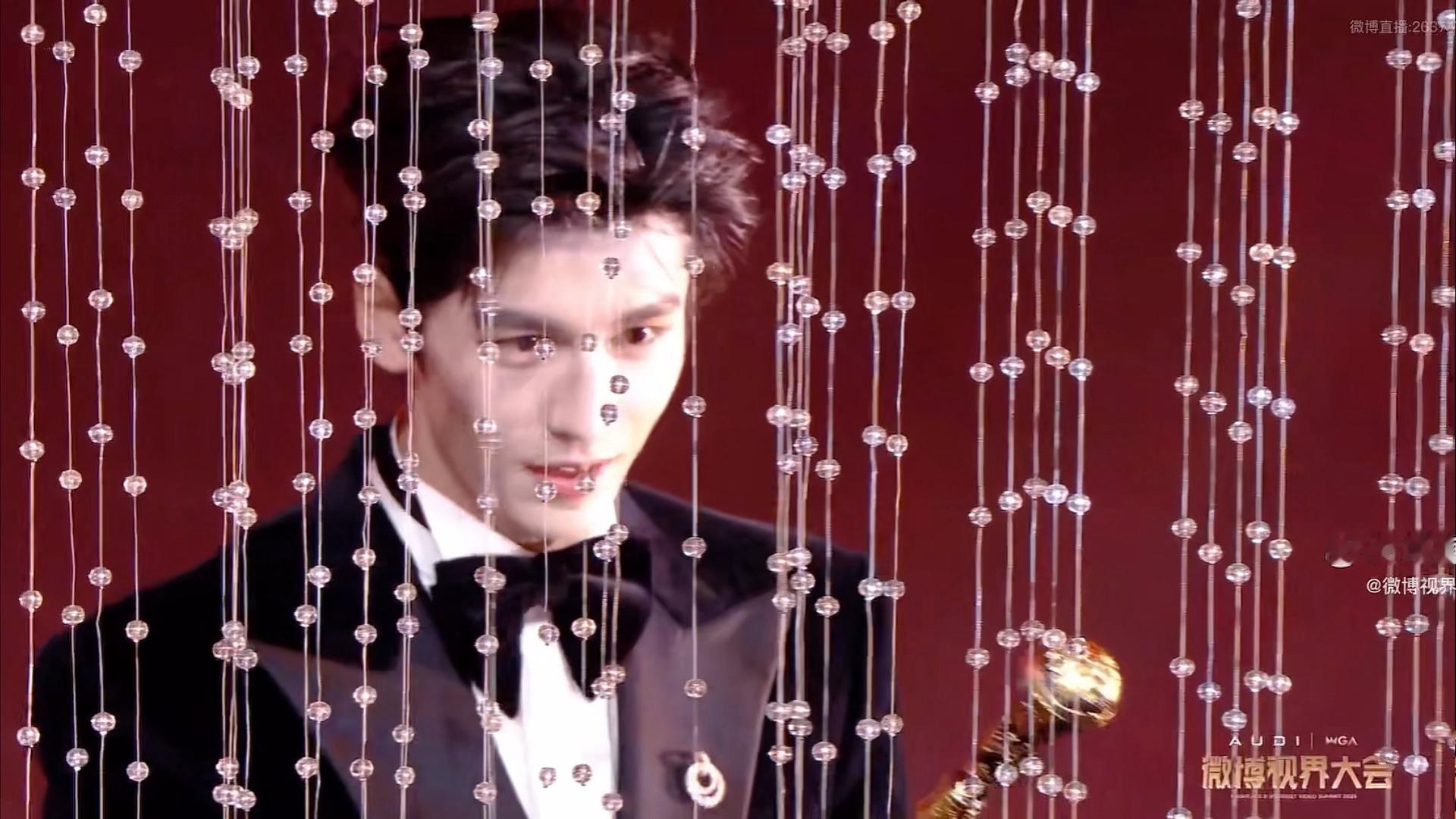 张凌赫这个拨珠帘镜头帅翻全世界了[捂嘴哭][捂嘴哭][捂嘴哭]张凌赫这个拨珠帘镜