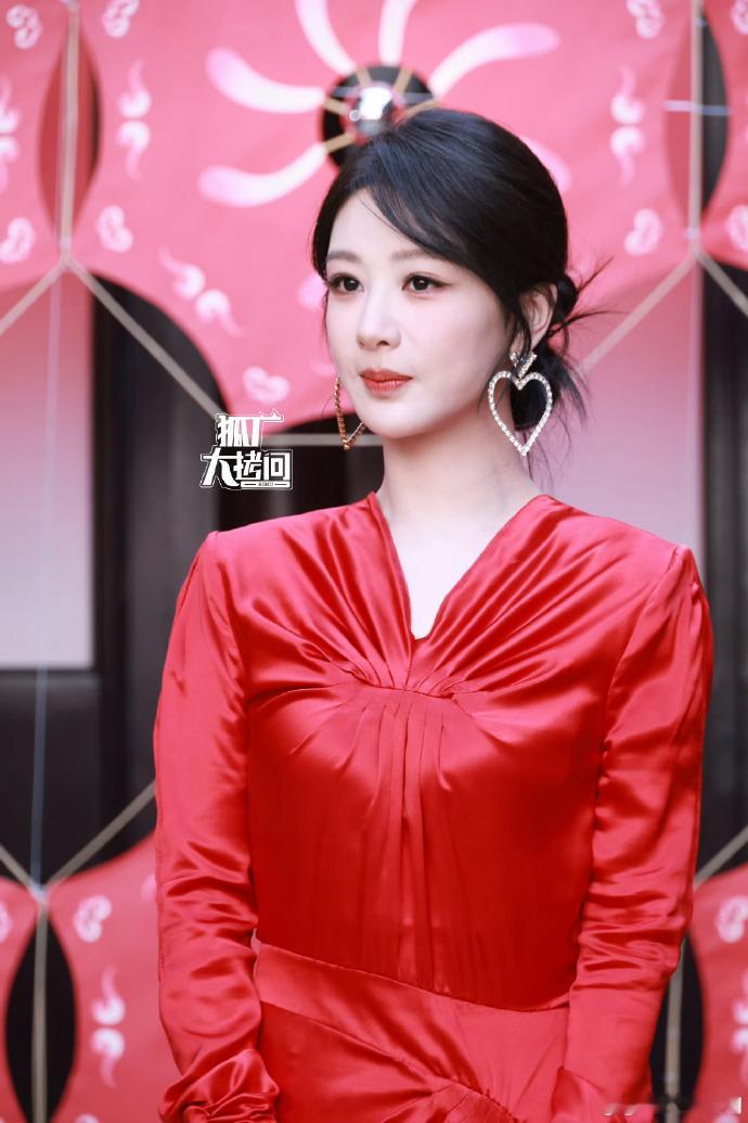 杨紫宋祖儿华伦天奴生图杨紫宋祖儿生图杨紫甜妹气质适配红裙，宋祖儿复古气场撑住皮草