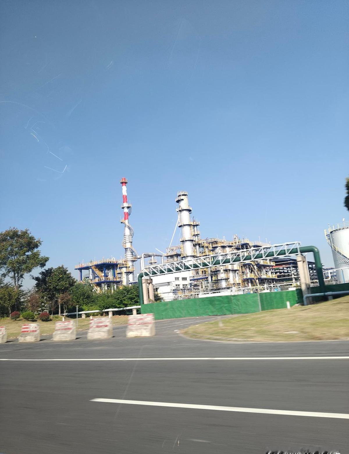 化工设备厂满地跑，真能造火箭的没几家。
A1证三百多家，可谁家敢给卫星焊罐子？