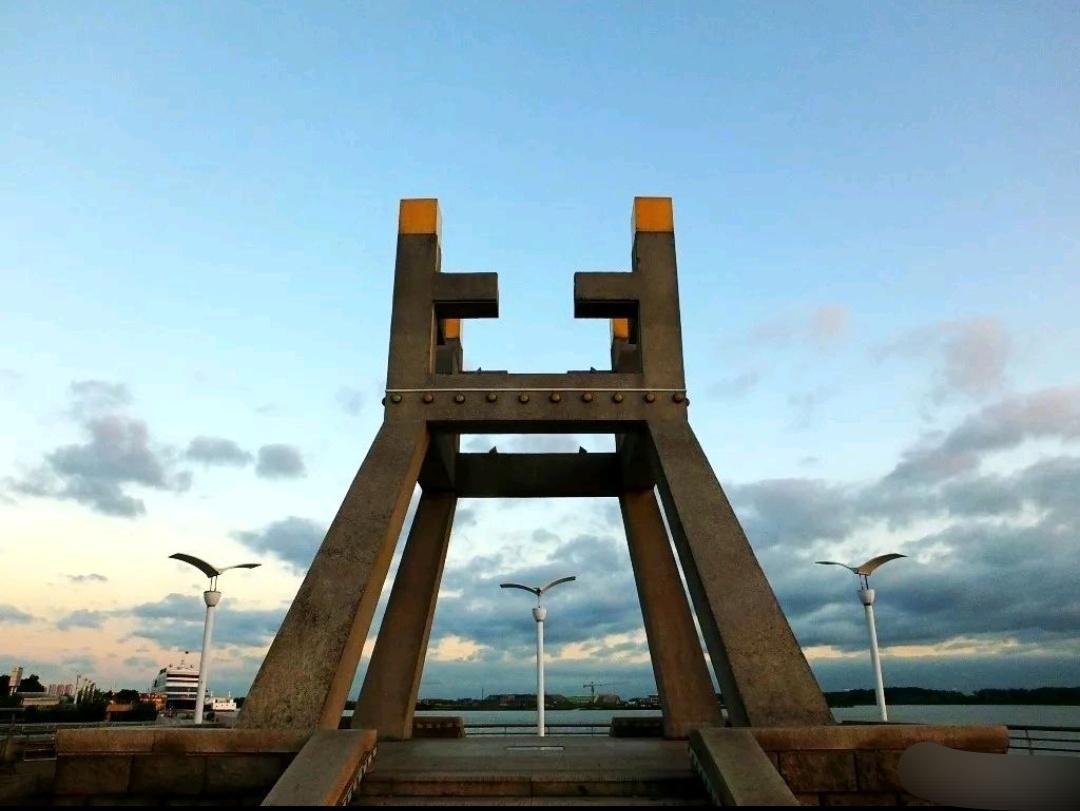 镇江的江海之门雕塑，常被称咋“镇江之门”，造型和寓意都很有讲究。
1. “门”的